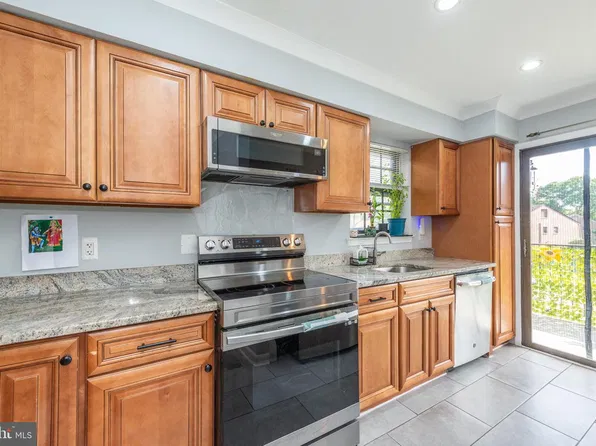 323 Gill Ln APT 12R, Iselin, NJ 08830