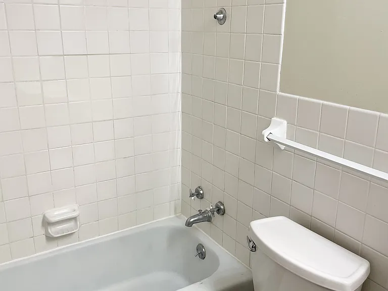 Como Lakes Apartments — Photo 26