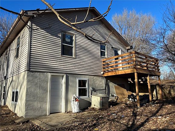 3rd image of 906 Riverview Dr