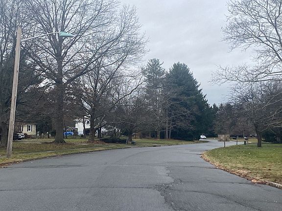 4th image of 19 Stonewyck Dr