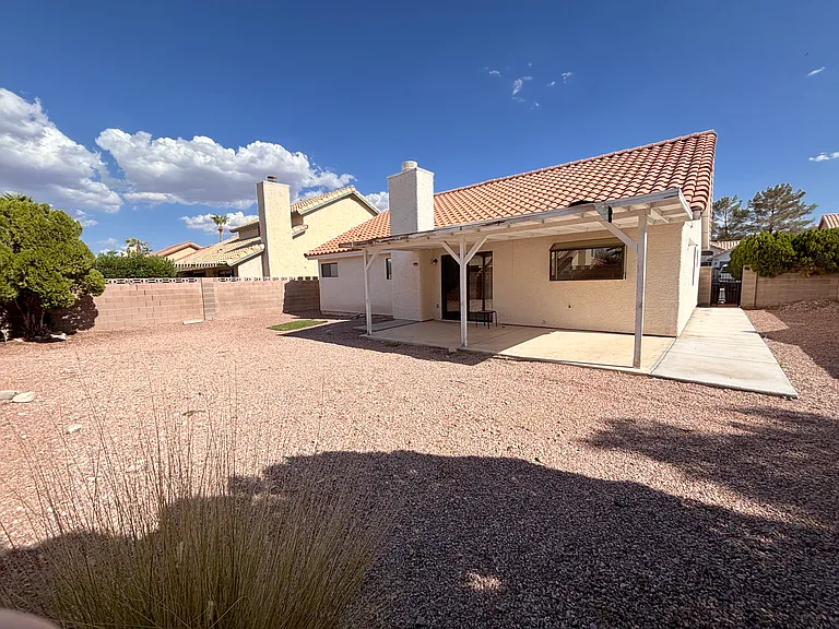 1588 Yellowwood Dr — Photo 2