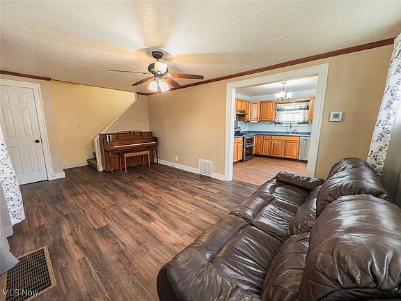 5th image of 1387 Hillcrest St