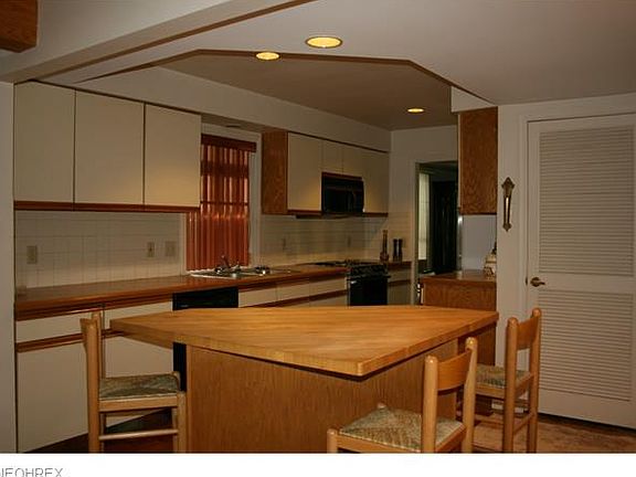 4th image of 4395 Devonshire Dr #24