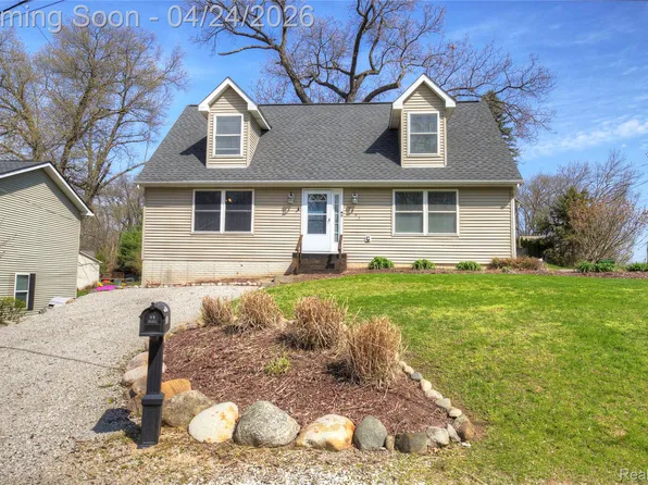 7395 Harrington Dr, Brighton, MI 48116
