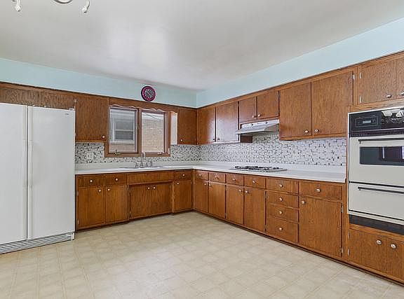 5th image of 16955 Parkside Ave
