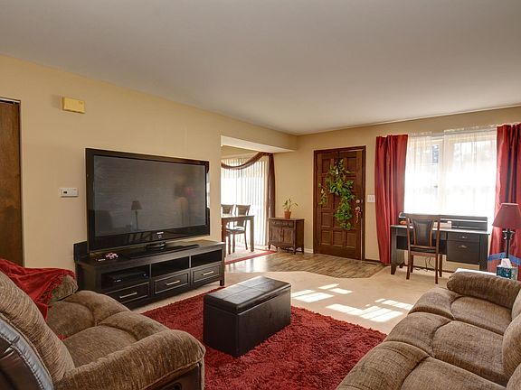 3rd image of 214 Dartmouth Ct Unit B