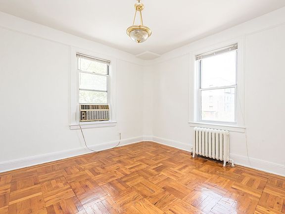 4th image of 2348 33rd St #2R