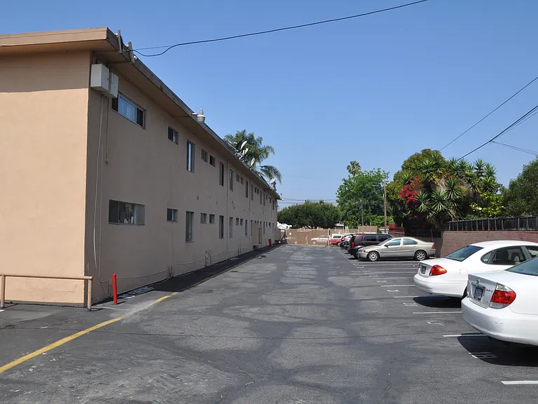 Royal Palms Apartments — Photo 9