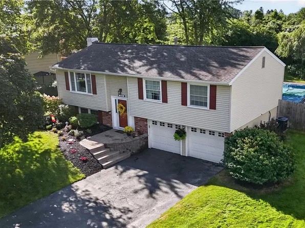 73 Blackwell Ln, Henrietta, NY 14467