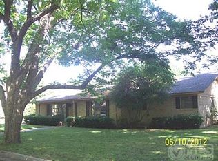 15 Shadowood Ln, Gainesville, TX 76240
