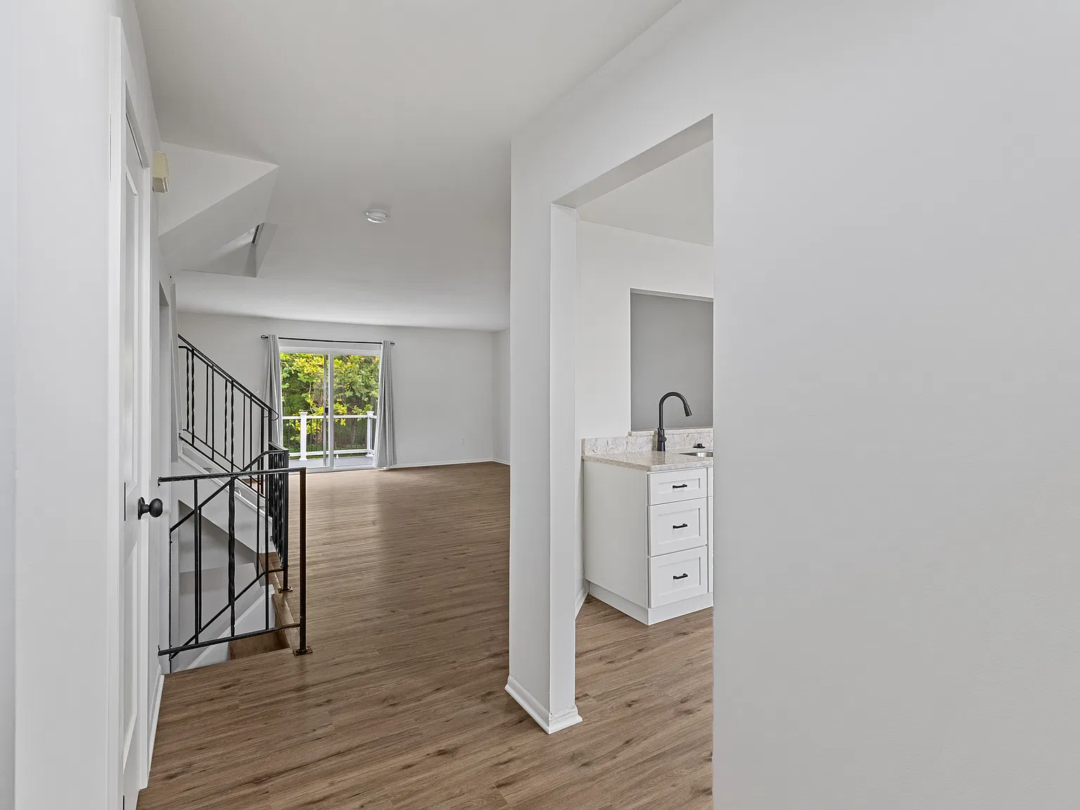 Fully Renovated Three-Level Townhome In Columbia! — Photo 4