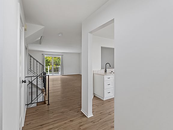 6082_Majors_Lane_004_Hallway_09012026
