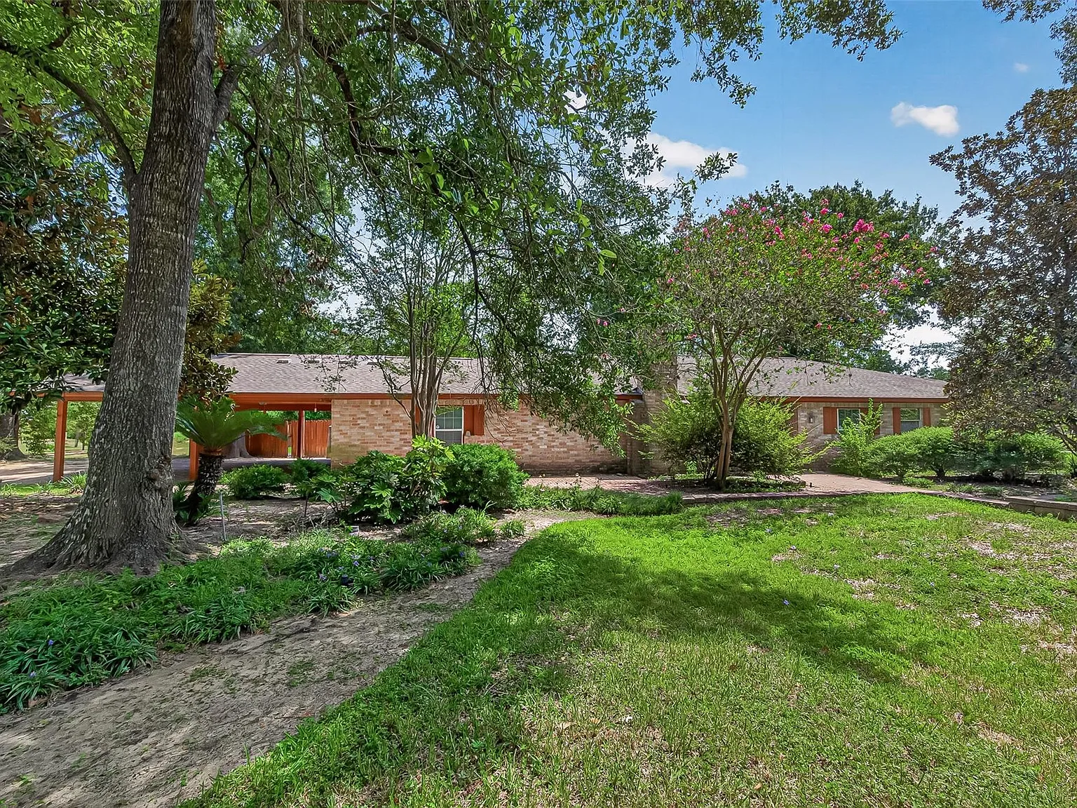 5 bed, 2.5 bath, 2850 sqft, $4,000 — Photo 4