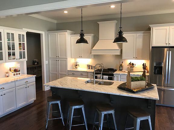 2nd image of 210 Forest Ridge Cv
