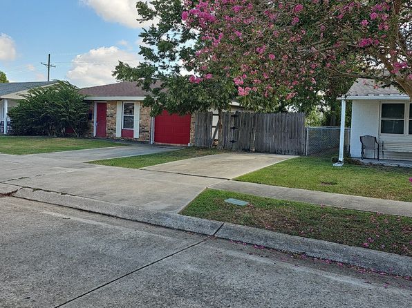 633 Willowbrook Dr, Gretna, LA 70056