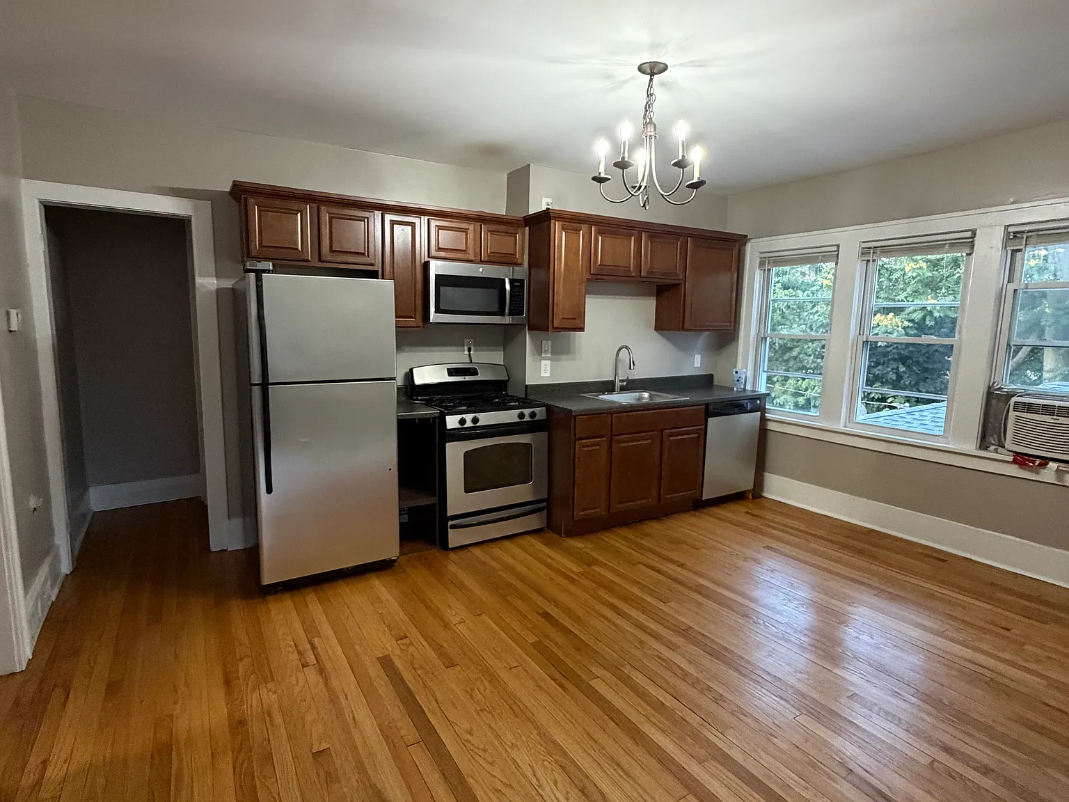 2 bed, 745 sqft, $1,600 — Photo 3
