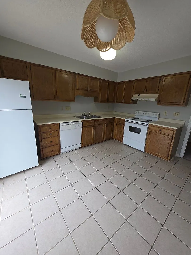 2 BR Townhome! Looks Great! — Photo 3