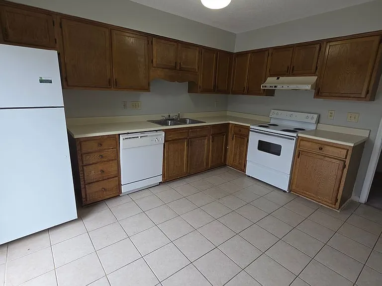 1431 Bailey Cir — Photo 3