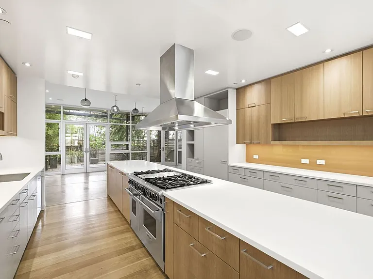 1076 S Van Ness Ave — Photo 5