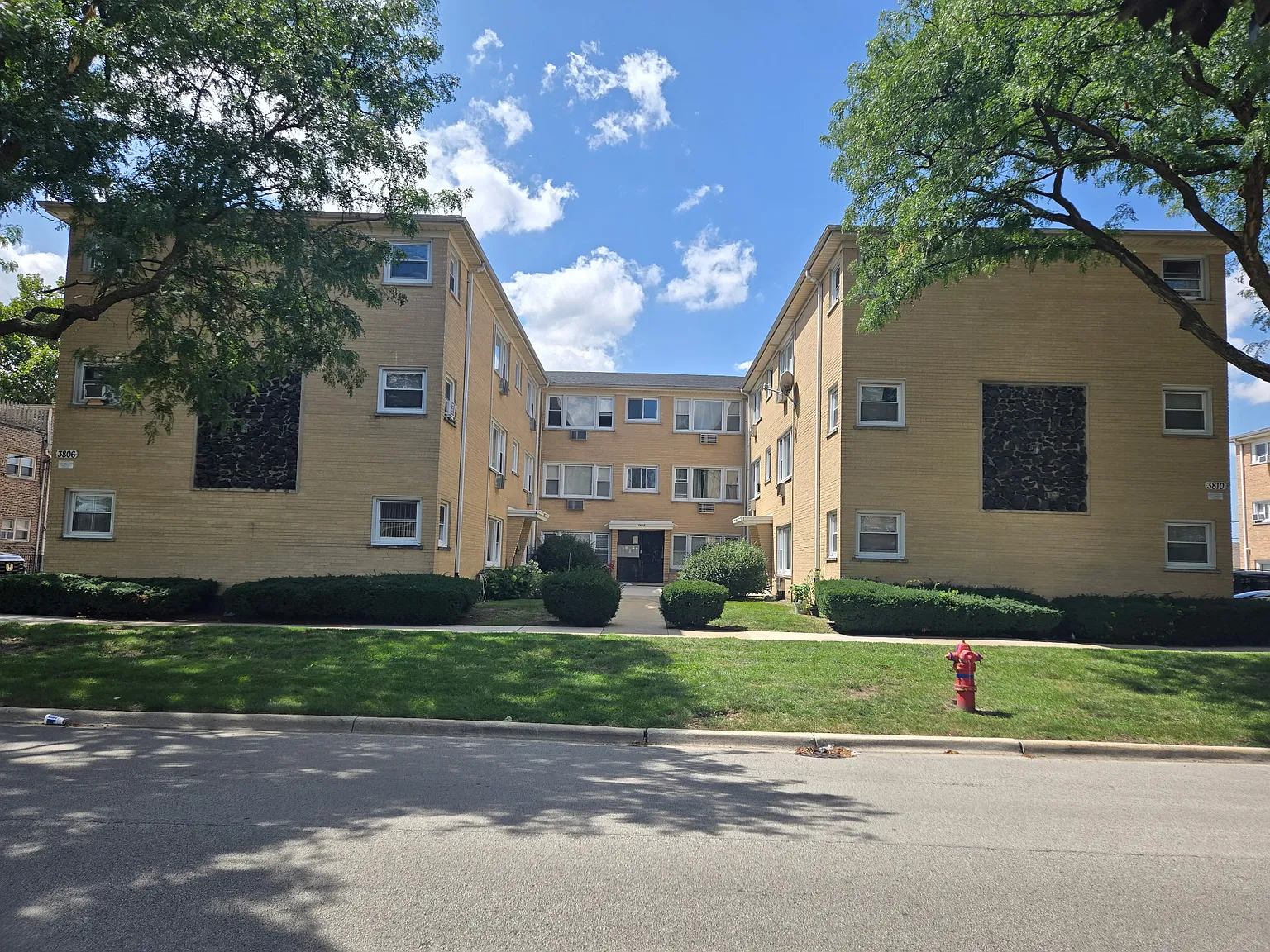 2 bed, 900 sqft, $1,700 — Photo 1