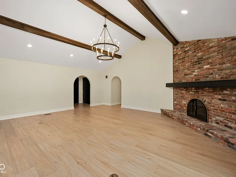 910 Williamsburg Ln — Photo 6