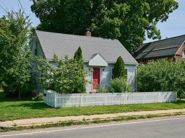 19 Finn St, Northampton, MA 01060