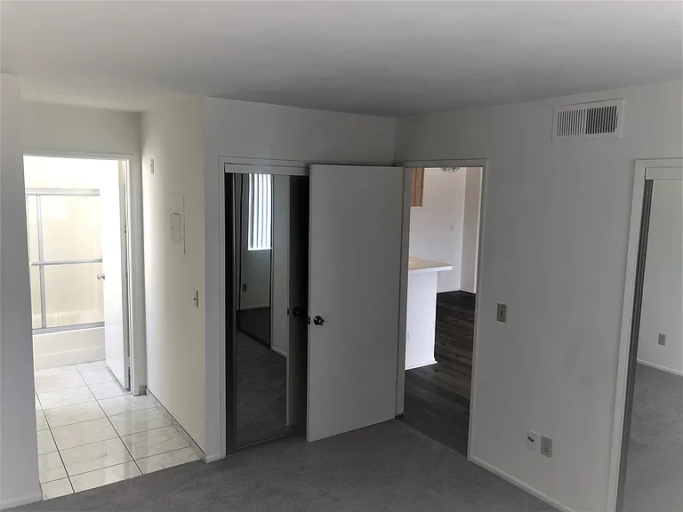 22501 Del Valle — Photo 43