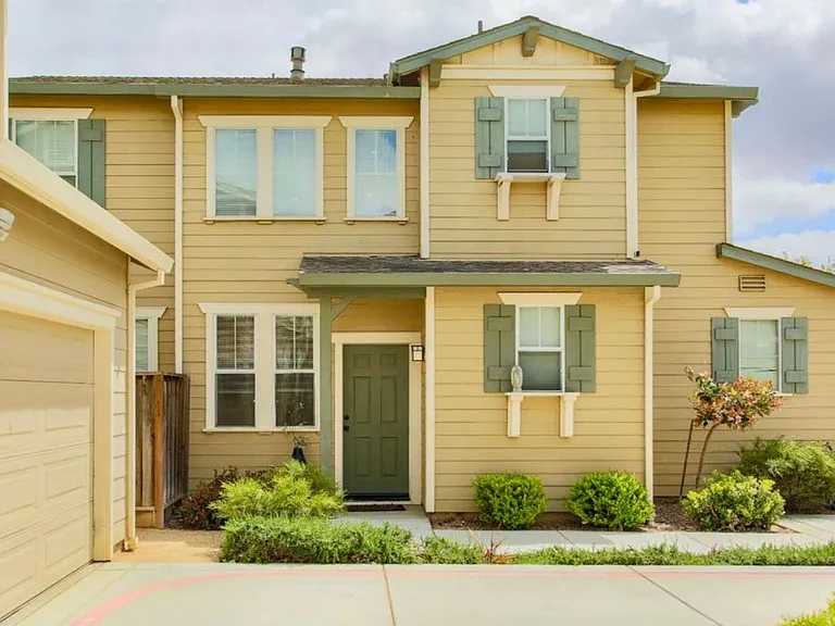 588 Gardenia Pl — Photo 1