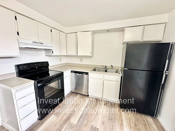 3rd image of 1097 W Melrose St APT 125