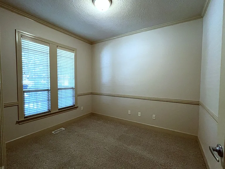 811 E Knoll Ct — Photo 6