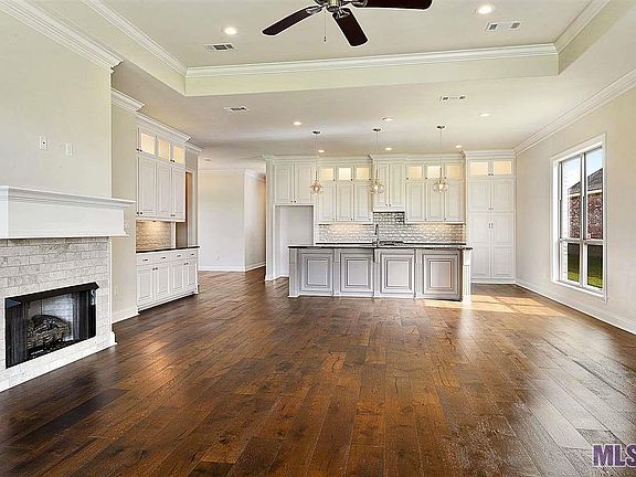 4th image of 43057 Green Tree Ave.