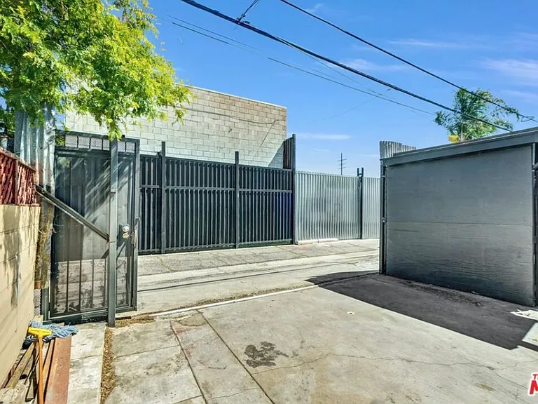 Pinney St — Photo 11