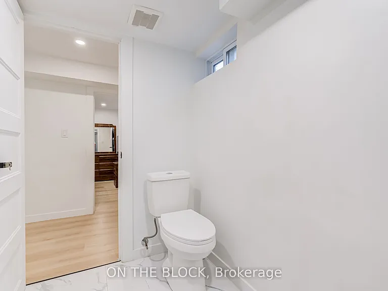 34 Henley Cres #LOWER — Photo 17