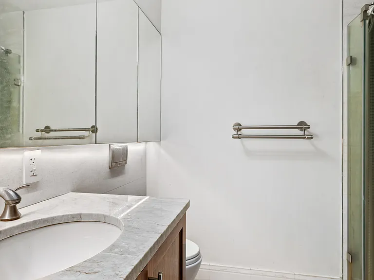 306 E 15th St #4R — Photo 5