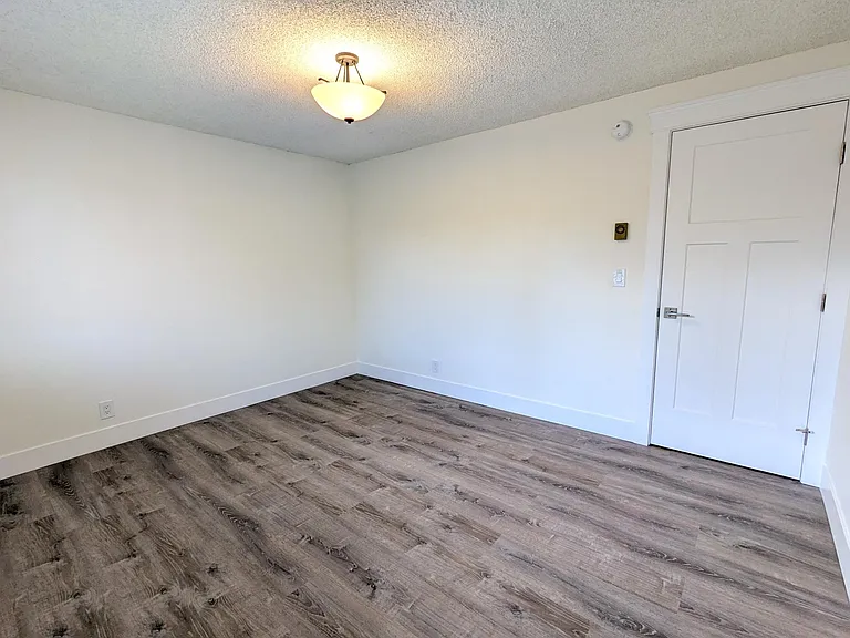 215 SW Kalmia St #D — Photo 15