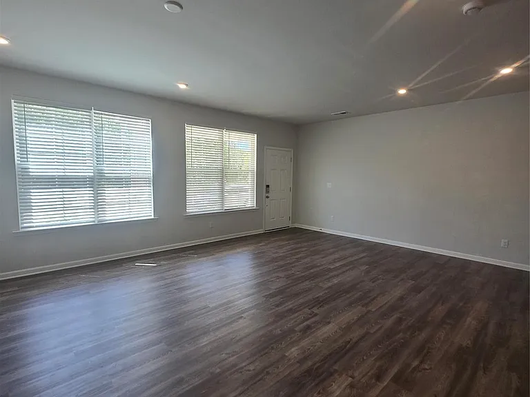 5240 Kinsbridge Dr — Photo 17