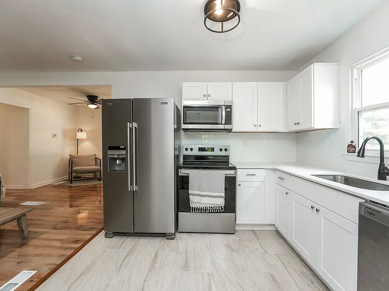 309 Cowan Rd SE — Photo 2