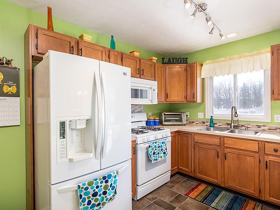 4th image of 260 Edgewood Dr
