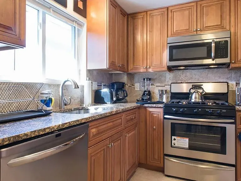 37 Oxford Cir #P — Photo 3