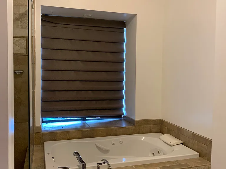 bath tub in 2nd master bathroom