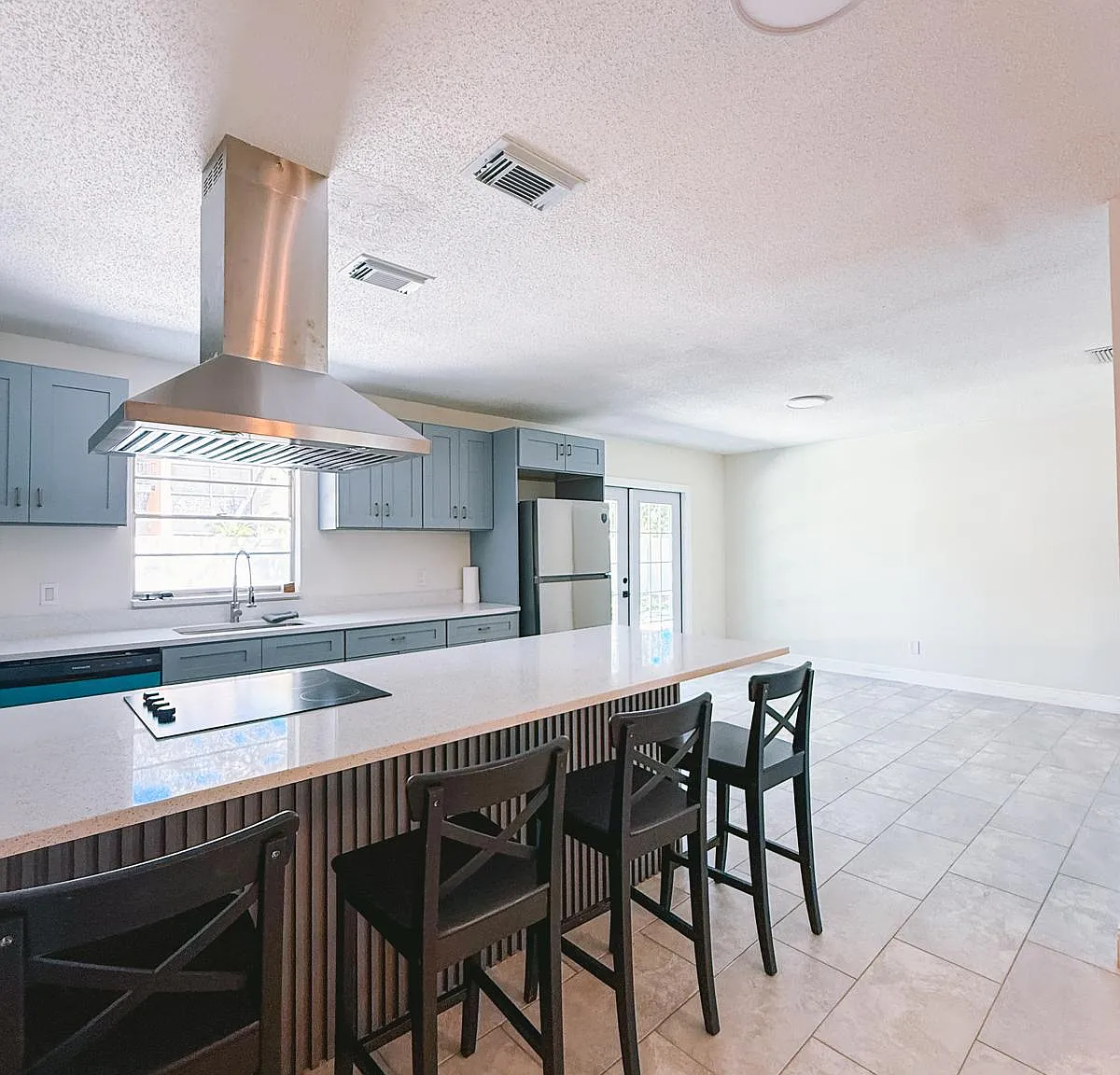3 bed, 1271 sqft, $3,190 — Photo 3