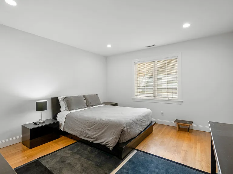 525 Carroll Ave — Photo 20