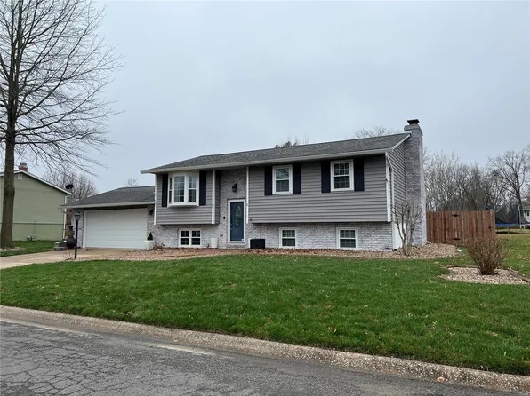 24 Cove Dr, Brighton, IL 62012