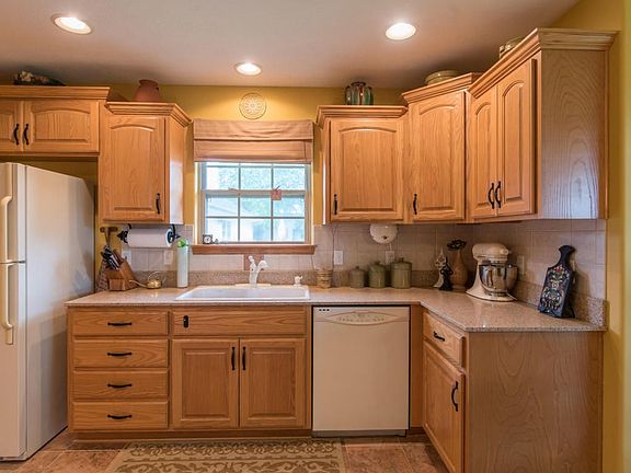 4th image of 1005 Glen Oaks Dr