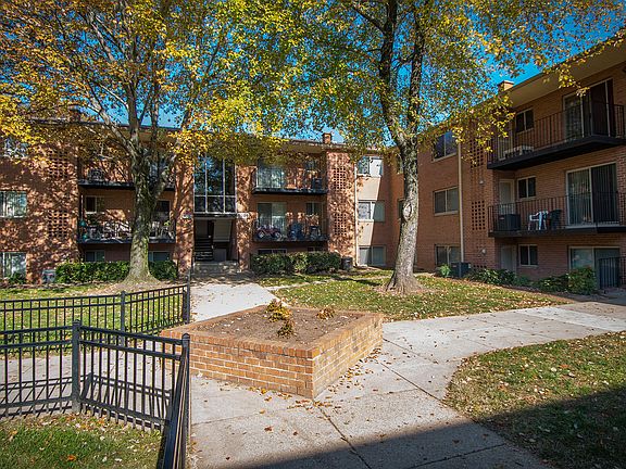 Glen Willow Apartments Buildings Pathway 03
