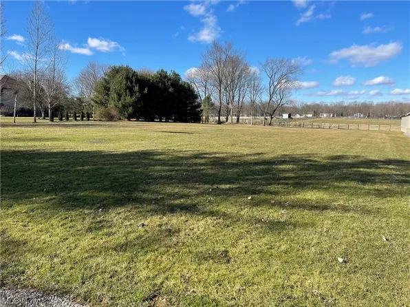 Fisher Dr, Hubbard, OH 44425