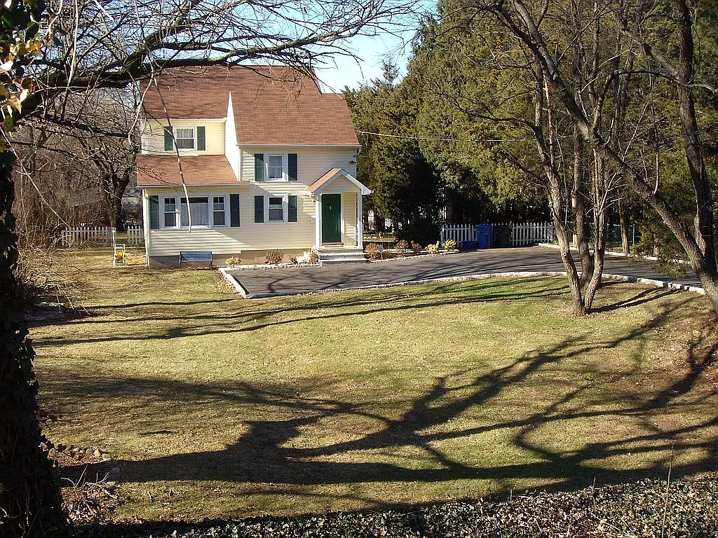 81 Bridge St photo 1