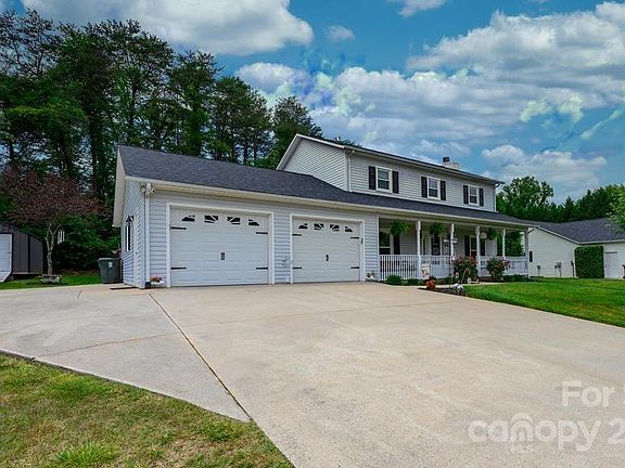 3rd image of 100 Freshfield Dr