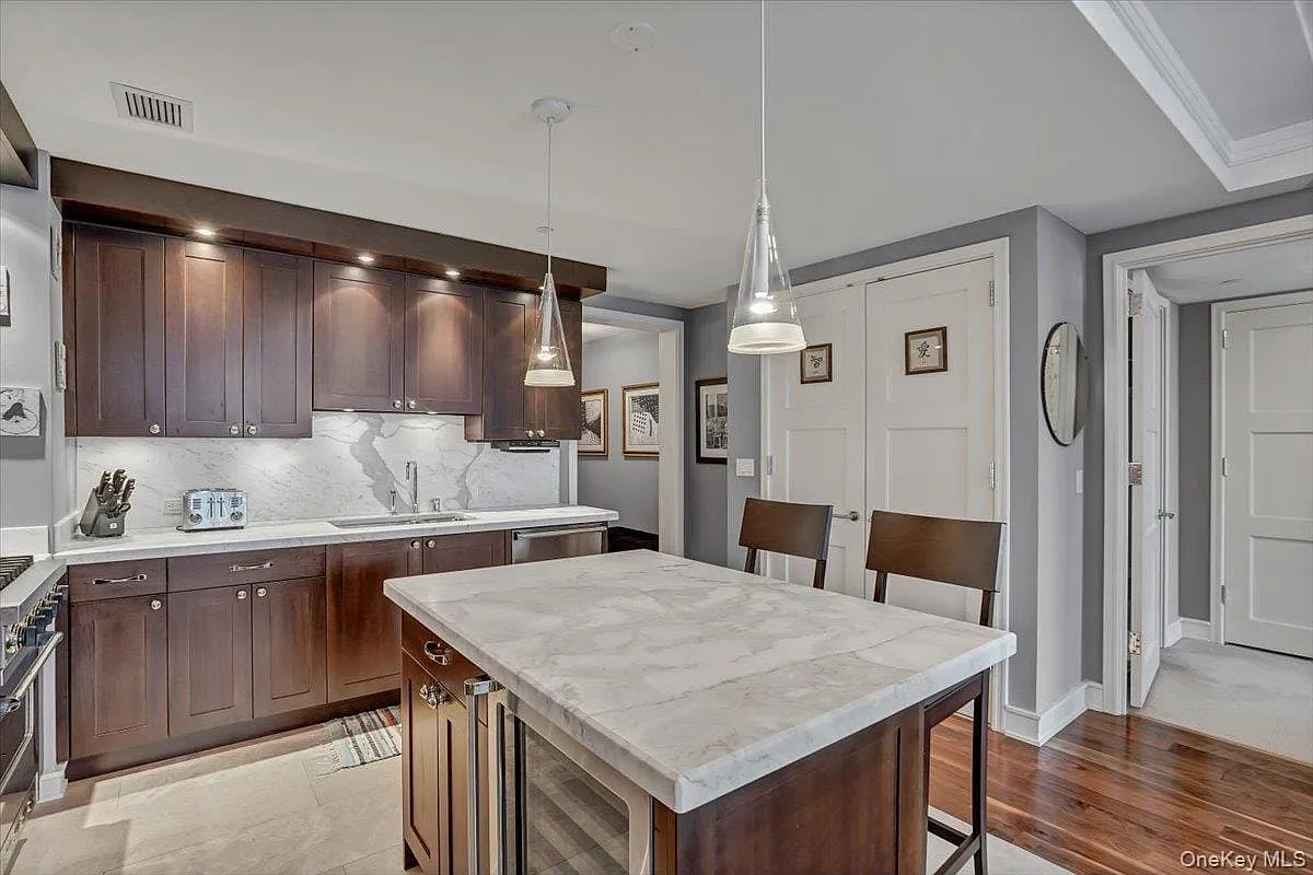 2 bed, 2.5 bath, 1450 sqft, $6,750 — Photo 4