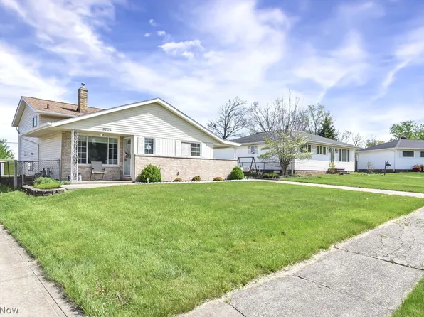 8702 Cambridge Dr, Parma, OH 44129